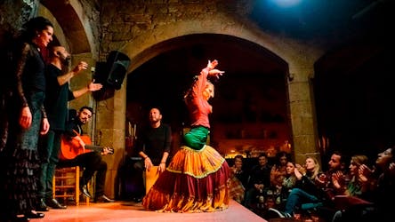 Tour por el casco antiguo de Barcelona con espectáculo flamenco y tapas